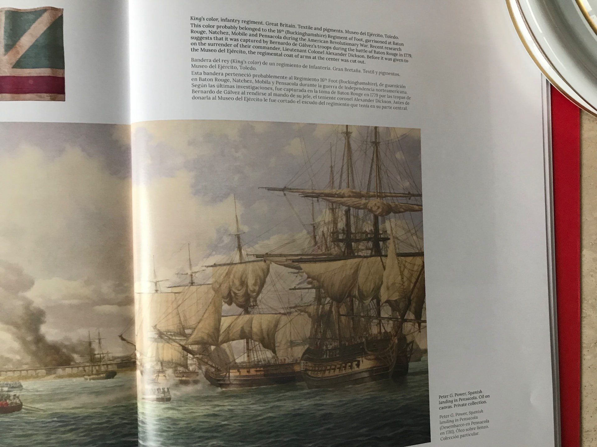 Página del catálogo con la reproducción del óleo y su pie de obra bilingüe junto al texto sobre la bandera coronela capturada