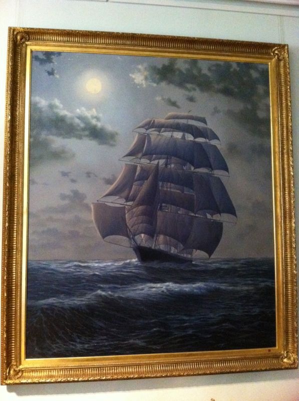Cutty Sark a la luz de la luna (vista de sala), óleo de Peter G. Power en su marco dorado