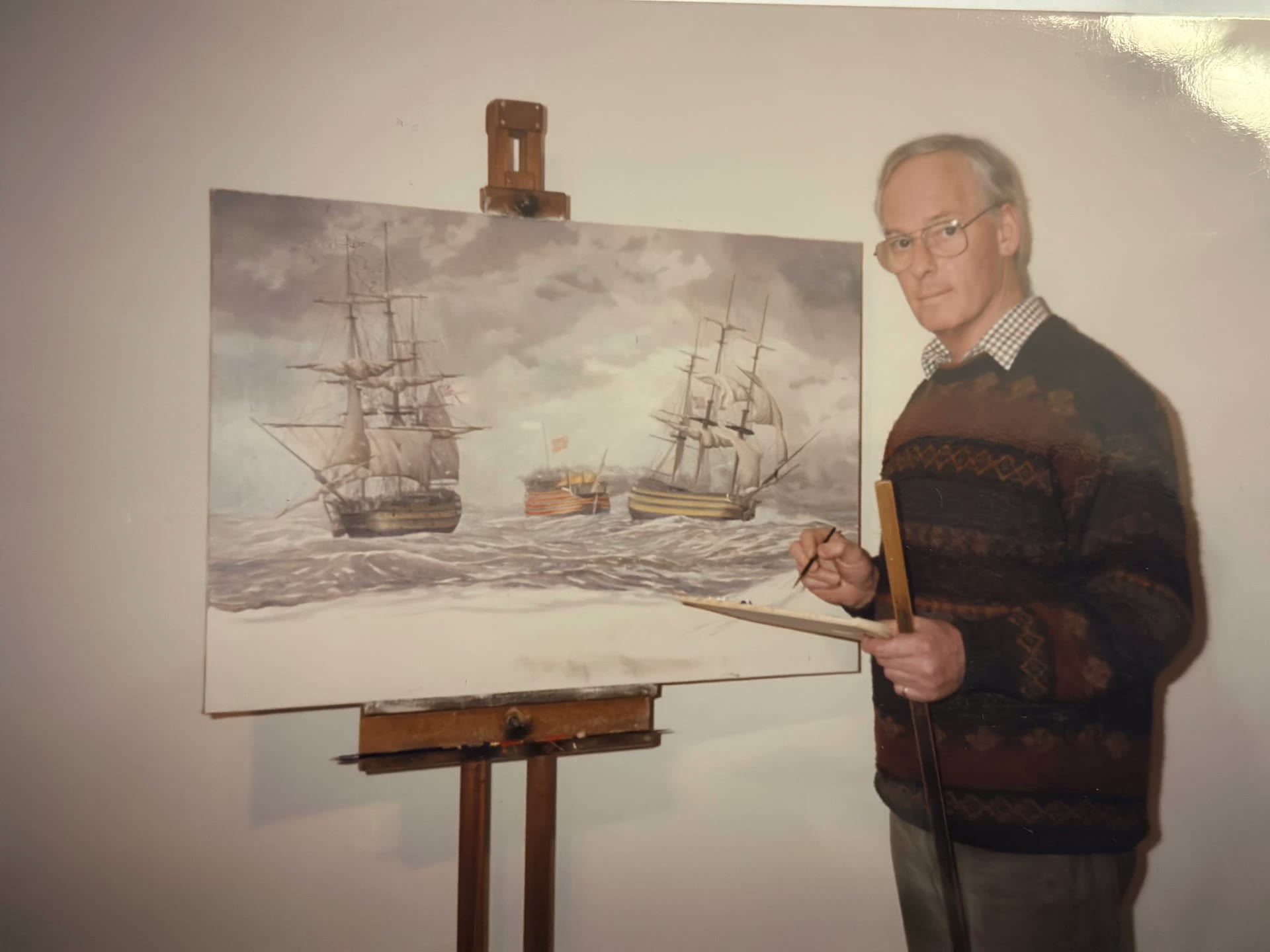 Peter G. Power ante el caballete, otra toma de la misma sesión en su taller.