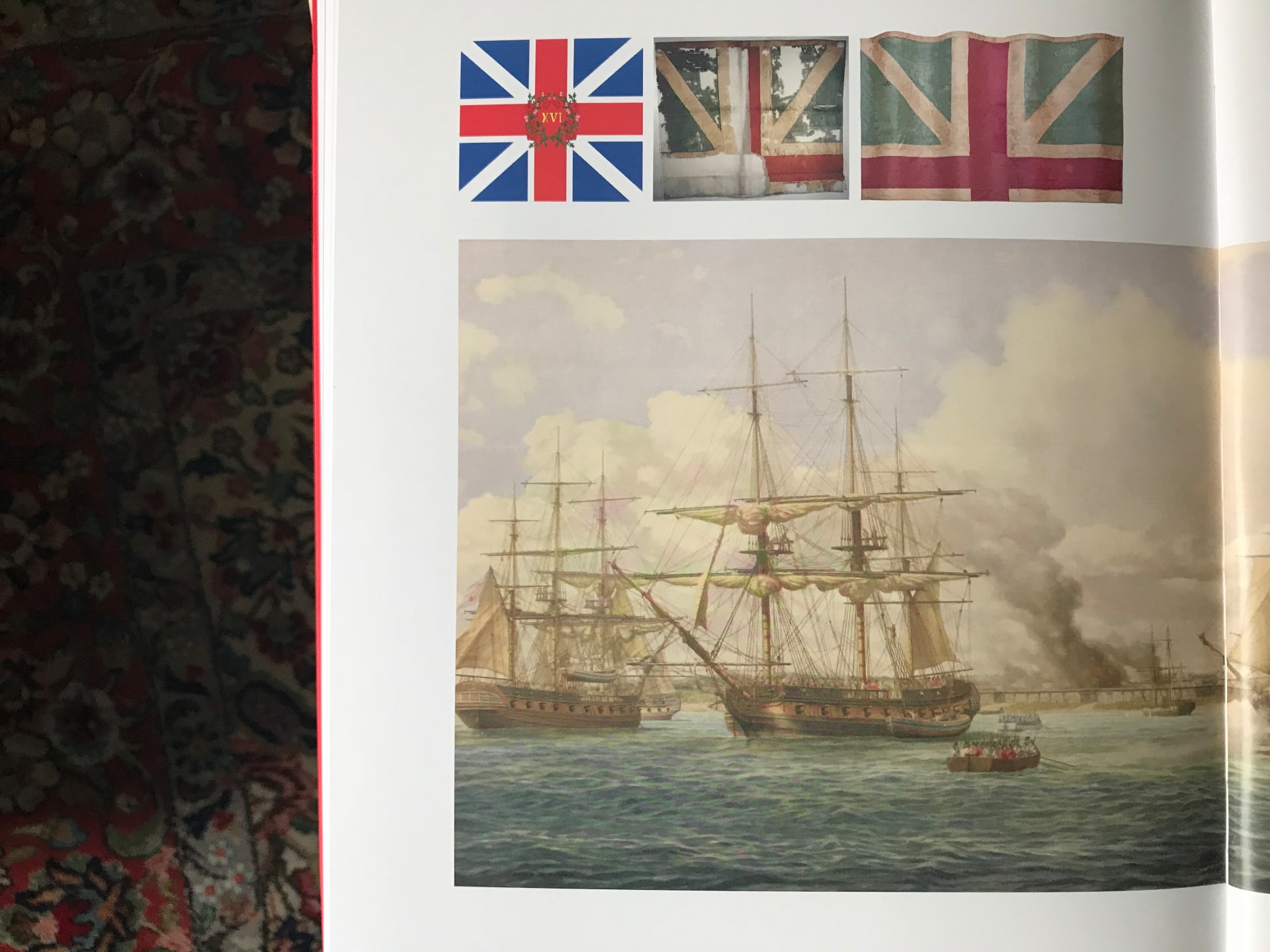 Página del catálogo abierta con la reproducción del óleo de Pensacola y las tres banderas británicas a la derecha
