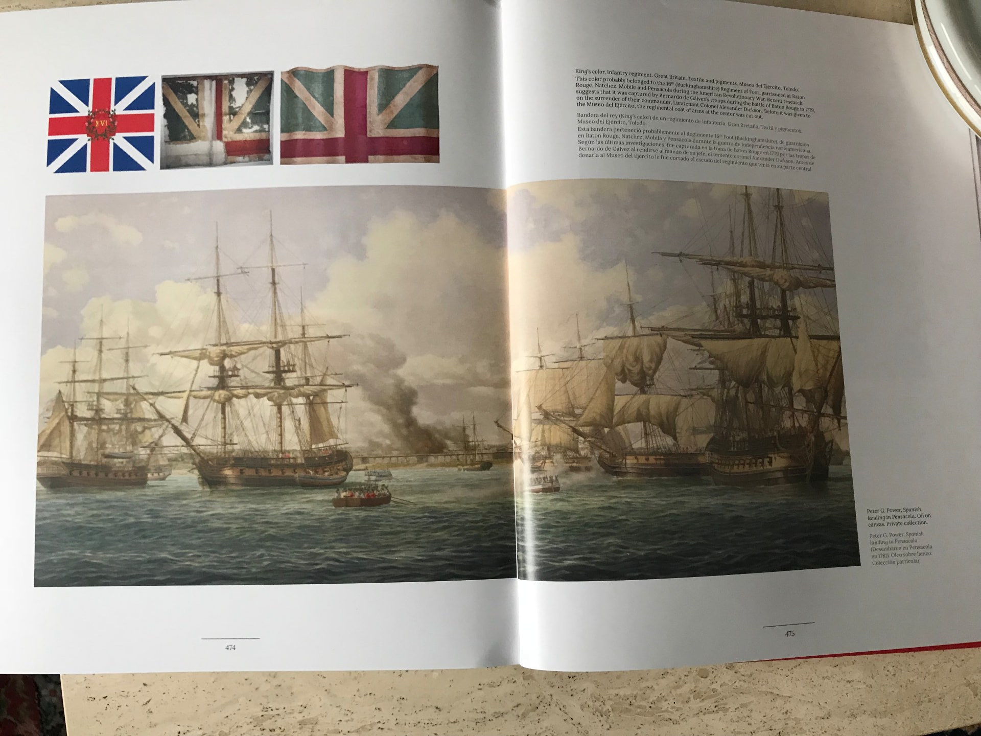 Doble página 474-475 del catálogo con el óleo del desembarco en Pensacola reproducido a sangre y tres banderas coronelas británicas arriba