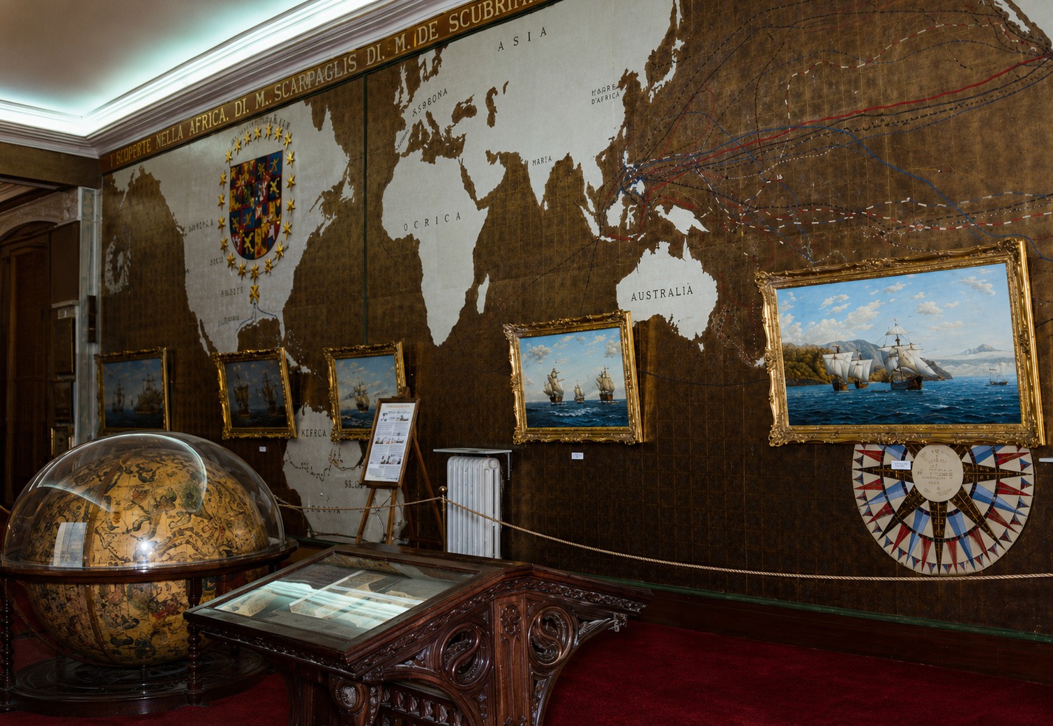 Visitantes ante las obras colgadas bajo el mapamundi de los descubrimientos españoles. Museo Naval de Madrid, septiembre de 1991.