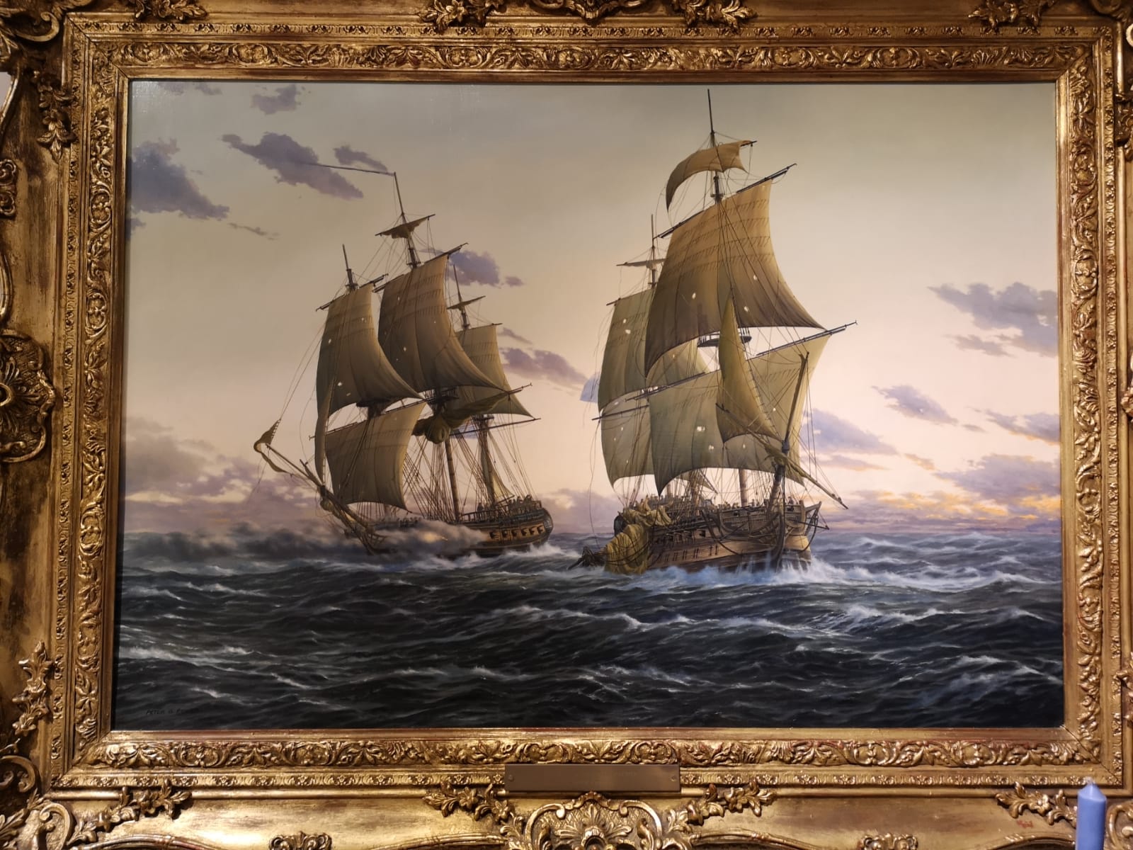 Combate de fragatas al crepúsculo, óleo de Peter G. Power en su marco dorado