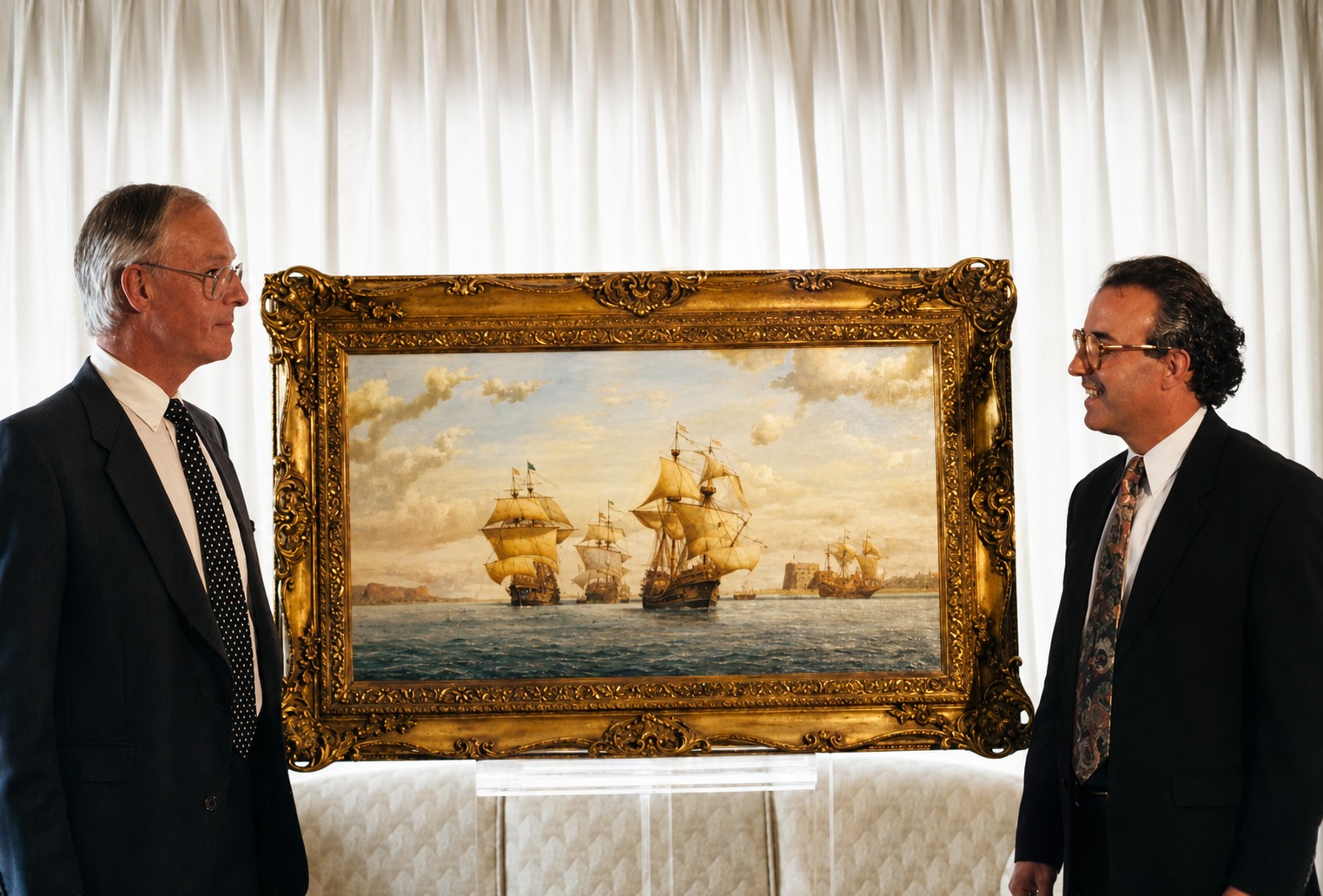 Rafael Pedroso y Peter G. Power junto a una marina enmarcada en oro